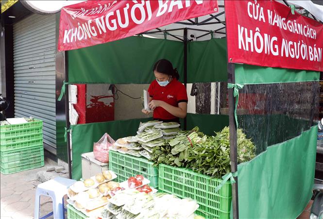 Trong ảnh: Chuẩn bị hàng hóa tại cửa hàng không người bán tại phố Đại Linh, phường Trung Văn, quận Nam Từ Liêm. Ảnh: Trần Việt - TTXVN