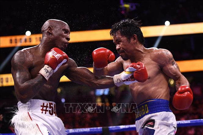 Trong ảnh: Võ sĩ quyền Anh người Phillippines Manny Pacquiao (phải) so tài với đối thủ người Cuba Yordenis Ugas ở ở nhà thi đấu T-Mobile Area, Las Vegas (Mỹ) ngày 22/8/2021. Ảnh: AFP/TTXVN