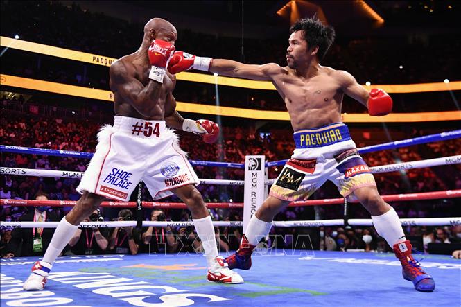 Trong ảnh: Võ sĩ quyền Anh người Phillippines Manny Pacquiao (phải) so tài với đối thủ người Cuba Yordenis Ugas ở ở nhà thi đấu T-Mobile Area, Las Vegas (Mỹ) ngày 22/8/2021. Ảnh: AFP/TTXVN