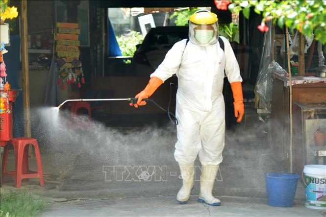 Trong ảnh: Phun khử trùng nhằm ngăn chặn sự lây lan của dịch COVID-19 tại Bangkok, Thái Lan ngày 19/7/2021. Ảnh: THX/TTXVN