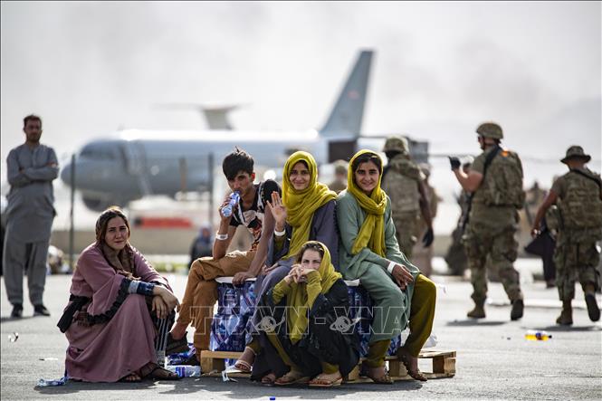 Trong ảnh: Người dân chờ lên máy bay tại sân bay quốc tế Hamid Karzai ở thủ đô Kabul để rời khỏi Afghanistan ngày 19/8/2021. Ảnh: AFP/TTXVN