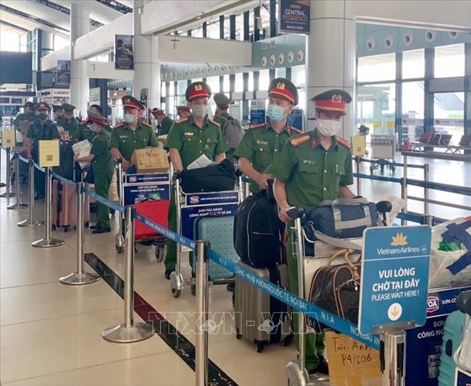 Trong ảnh: Cán bộ, chiến sĩ Cục Quản lý hành chính và trật tự xã hội (Bộ Công an) làm thủ tục tại sân bay Quốc tế Nội Bài lên đường vào Nam làm nhiệm vụ. Ảnh: TTXVN phát