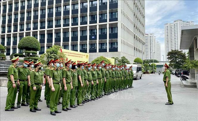 Trong ảnh: Cán bộ, chiến sĩ Cục Quản lý hành chính và trật tự xã hội (Bộ Công an) nhận nhiệm vụ trước khi lên đường làm nhiệm vụ. Ảnh: TTXVN phát