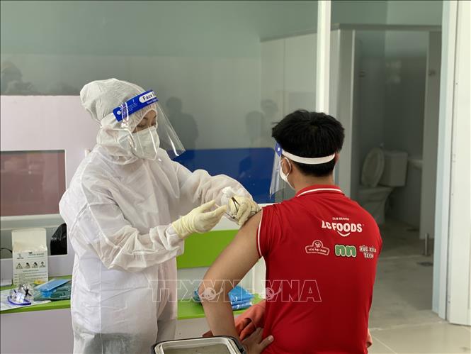 Photo: A health worker administers COVID-19 vaccine for people in Thu Dau Mot city, Binh Duong province, one of the COVID hot spots in the south. VNA Photo: Chí Tưởng