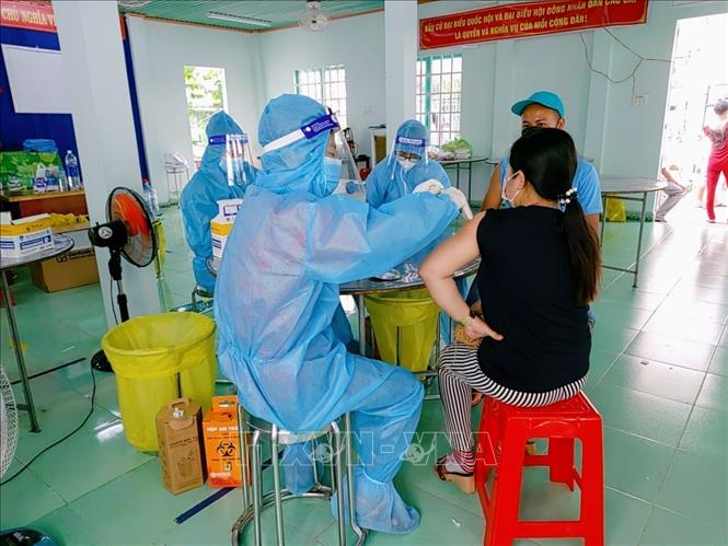 Photo: A health worker administers COVID-19 vaccine for people in Thu Dau Mot city, Binh Duong province, one of the COVID hot spots in the south. VNA Photo: Chí Tưởng