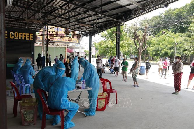 Photo: Health workers take samples for rapid COVID-19 testing for people at Thuan An city and Tan Uyen township in Binh Duong province, one of the COVID hot spots in the south. VNA Photo: Chí Tưởng