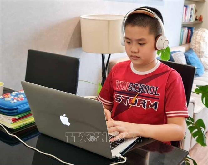 Trong ảnh: Học sinh lớp 5, trường Vinschool - Times City tựu trường theo hình thức trực tuyến. Ảnh: Thanh Tùng - TTXVN