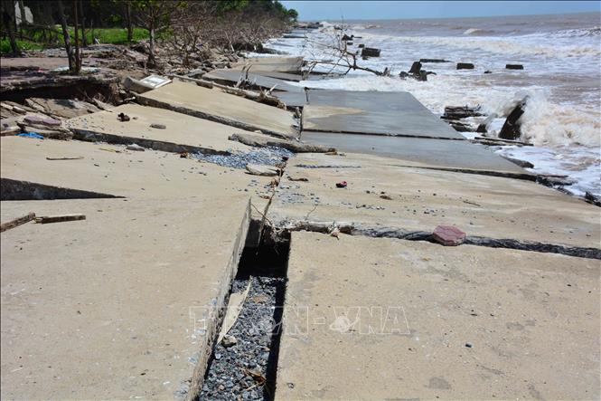 Trong ảnh: Đường bê tông dài khoảng 300m bị sóng biển đánh vỡ vụn. Ảnh: Công Luật - TTXVN
