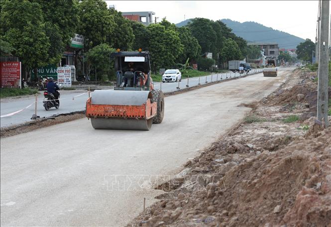 Trong ảnh: Dự án cải tạo, nâng cấp đường tỉnh 398, đoạn từ xã Đồng Việt đi thị trấn Nham Biền và quốc lộ 17, đoạn từ cống Kem đi xã Tiền Phong, huyện Yên Dũng, góp phần phát triển kinh tế-xã hội của huyện. Ảnh: Danh Lam-TTXVN
