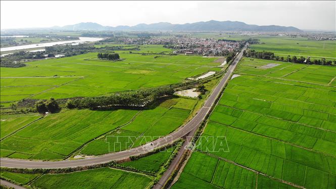 Trong ảnh: Dự án đường cứu hộ, cứu nạn các xã vùng lũ thuộc lưu vực sông Thương và sông Cầu huyện Yên Dũng(Bắc Giang), tổng chiều dài 12,74 km, vừa hoàn thành tháng 7/2021. Ảnh: Danh Lam-TTXVN