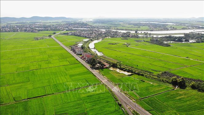Trong ảnh: Dự án đường cứu hộ, cứu nạn các xã vùng lũ thuộc lưu vực sông Thương và sông Cầu huyện Yên Dũng(Bắc Giang), tổng chiều dài 12,74 km, vừa hoàn thành tháng 7/2021. Ảnh: Danh Lam-TTXVN