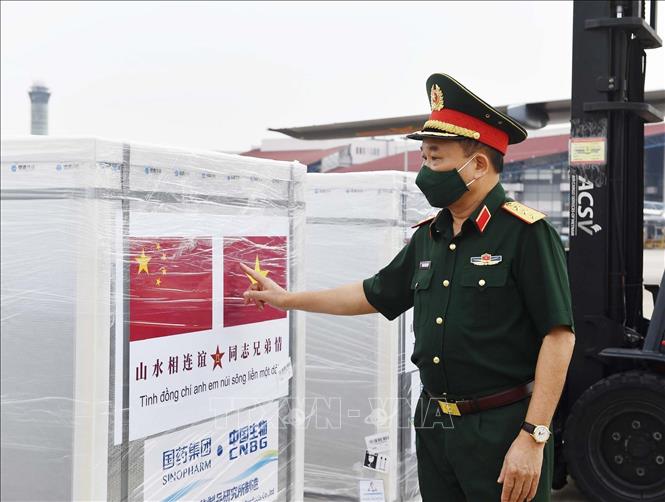 Photo: Deputy Minister of National Defence Senior Lieutenant General Hoang Xuan Chien receives the donation at the Noi Bai International Airport in Hanoi./.