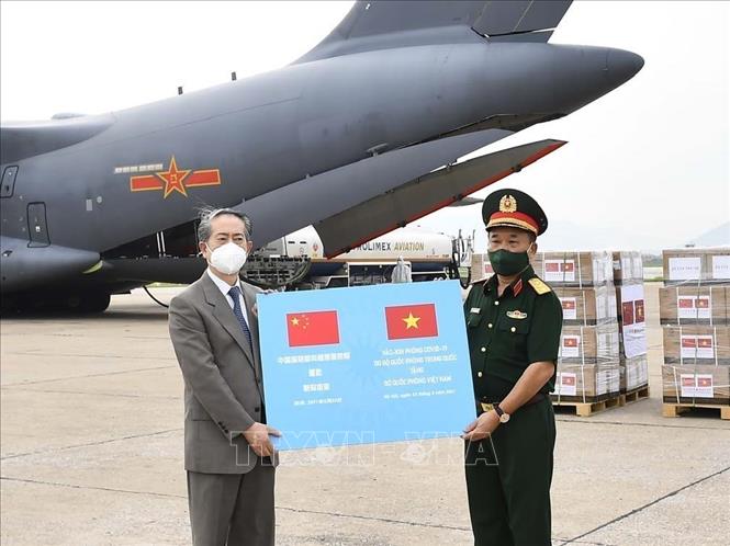 Photo: Deputy Minister of National Defence Senior Lieutenant General Hoang Xuan Chien receives the donation at the Noi Bai International Airport in Hanoi./.