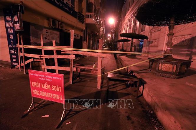Trong ảnh: Toàn bộ tuyến phố Trương Công Định, phường Yết Kiêu, quận Hà Đông bị phong tỏa. Ảnh: Tuấn Anh - TTXVN