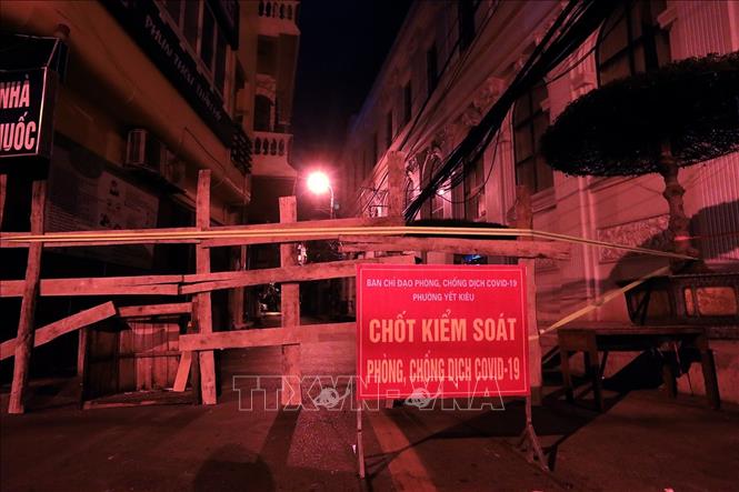 Trong ảnh: Toàn bộ tuyến phố Trương Công Định, phường Yết Kiêu, quận Hà Đông bị phong tỏa. Ảnh: Tuấn Anh - TTXVN