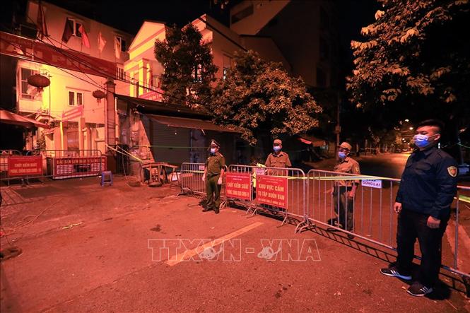 Trong ảnh: Tuyến phố Nguyễn Thái Học giáp ranh giữa hai phường Quang Trung và Yết Kiêu bị phong tỏa do có trường hợp dương tính với SARS- CoV-2. Ảnh: Tuấn Anh - TTXVN