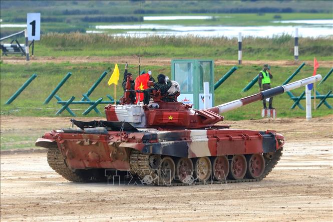 Photo: Vietnam's tank crew finishes the competition. VNA Photo: Trần Hiếu