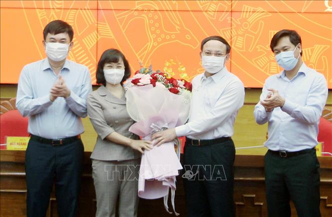 Trong ảnh: Lãnh đạo Tỉnh ủy Quảng Ninh tặng hoa chúc mừng bà Trịnh Thị Minh Thanh. Ảnh: TTXVN phát
