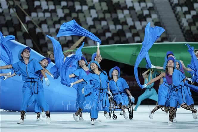 Trong ảnh: Các nghệ sĩ biểu diễn tại Lễ khai mạc Paralympic Tokyo 2020 ở Tokyo, Nhật Bản, ngày 24/8/2021. Ảnh: AFP/ TTXVN