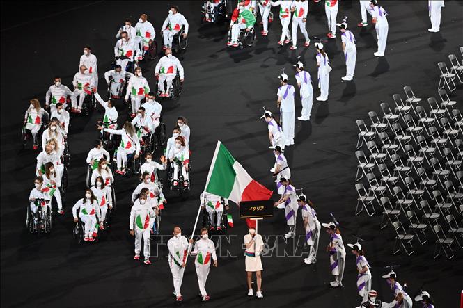 Trong ảnh: Đoàn thể thao Italy diễu hành tại Lễ khai mạc Paralympic Tokyo 2020 ở Tokyo, Nhật Bản, ngày 24/8/2021. Ảnh: AFP/ TTXVN