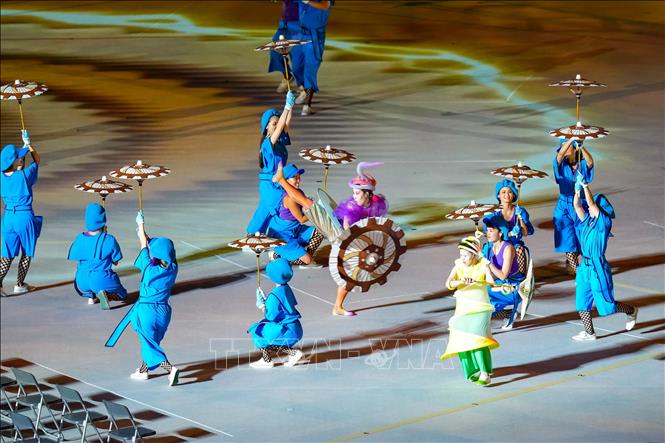 Trong ảnh: Các nghệ sĩ biểu diễn tại Lễ khai mạc Paralympic Tokyo 2020 ở Tokyo, Nhật Bản, ngày 24/8/2021. Ảnh: THX/ TTXVN