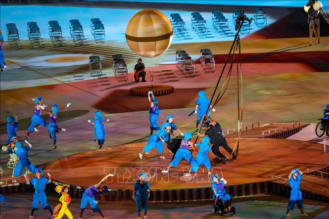 Trong ảnh: Các nghệ sĩ biểu diễn tại Lễ khai mạc Paralympic Tokyo 2020 ở Tokyo, Nhật Bản, ngày 24/8/2021. Ảnh: THX/ TTXVN