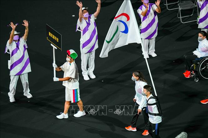 Trong ảnh: Đoàn thể thao Người tị nạn diễu hành tại Lễ khai mạc Paralympic Tokyo 2020 ở Tokyo, Nhật Bản, ngày 24/8/2021. Ảnh: THX/ TTXVN
