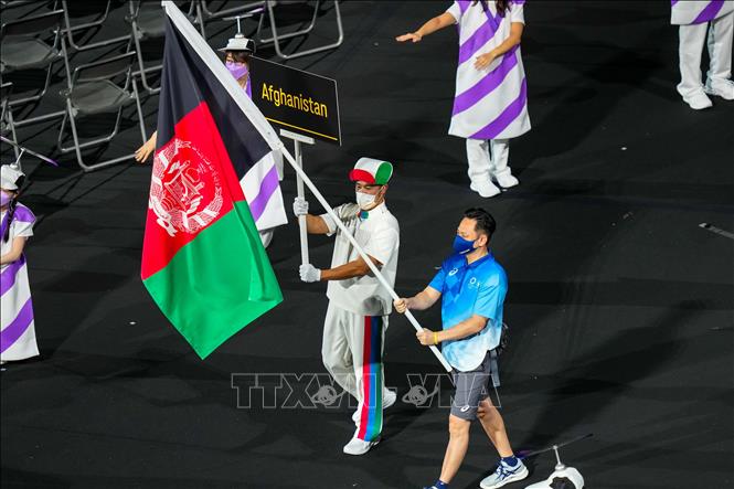 Trong ảnh: Cờ Afghanistan được rước tại Lễ khai mạc Paralympic Tokyo 2020 ở Tokyo, Nhật Bản, ngày 24/8/2021. Ảnh: THX/ TTXVN
