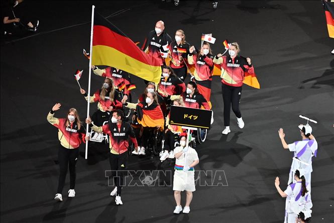 Trong ảnh: Đoàn thể thao Đức diễu hành tại Lễ khai mạc Paralympic Tokyo 2020 ở Tokyo, Nhật Bản, ngày 24/8/2021. Ảnh: AFP/ TTXVN