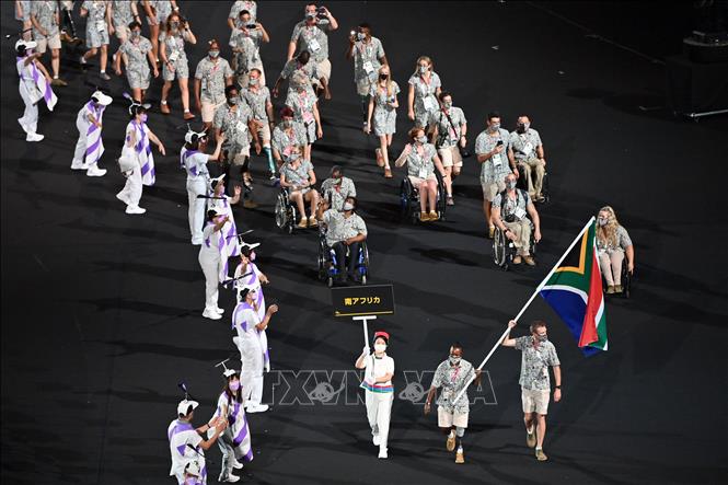 Trong ảnh: Đoàn thể thao Nam Phi diễu hành tại Lễ khai mạc Paralympic Tokyo 2020 ở Tokyo, Nhật Bản, ngày 24/8/2021. Ảnh: AFP/ TTXVN
