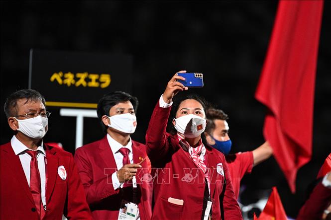 Trong ảnh: Đoàn thể thao Việt Nam diễu hành tại Lễ khai mạc Paralympic Tokyo 2020 ở Tokyo, Nhật Bản, ngày 24/8/2021. Ảnh: AFP/ TTXVN