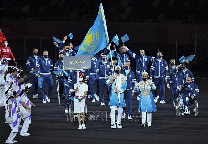 Trong ảnh: Đoàn thể thao Kazakhstan diễu hành tại Lễ khai mạc Paralympic Tokyo 2020 ở Tokyo, Nhật Bản, ngày 24/8/2021. Ảnh: THX/ TTXVN