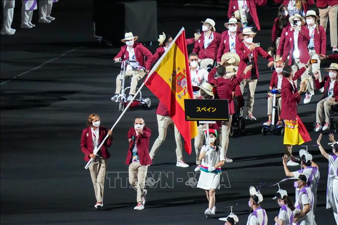Trong ảnh: Đoàn thể thao Tây Ban Nha diễu hành tại Lễ khai mạc Paralympic Tokyo 2020 ở Tokyo, Nhật Bản, ngày 24/8/2021. Ảnh: THX/ TTXVN