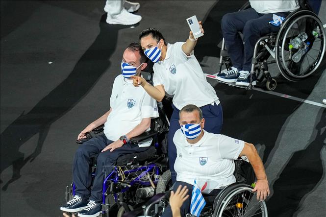 Trong ảnh: Đoàn thể thao Hy Lạp diễu hành tại Lễ khai mạc Paralympic Tokyo 2020 ở Tokyo, Nhật Bản, ngày 24/8/2021. Ảnh: THX/ TTXVN