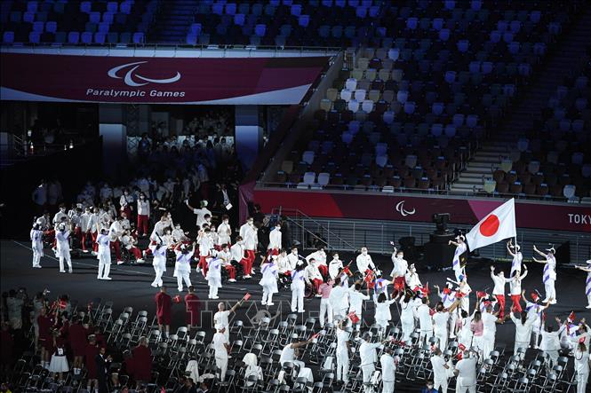 Trong ảnh: Đoàn thể thao Nhật Bản diễu hành tại Lễ khai mạc Paralympic Tokyo 2020 ở Tokyo, Nhật Bản, ngày 24/8/2021. Ảnh: THX/ TTXVN