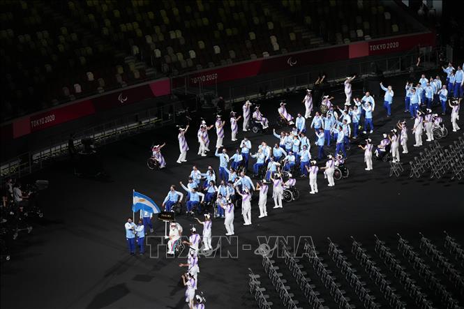 Trong ảnh: Đoàn thể thao Argentina diễu hành tại Lễ khai mạc Paralympic Tokyo 2020 ở Tokyo, Nhật Bản, ngày 24/8/2021. Ảnh: THX/ TTXVN