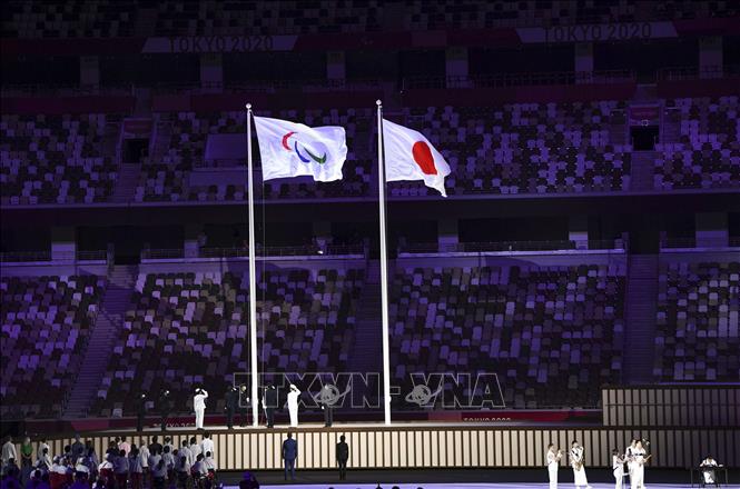 Trong ảnh: Quốc kỳ Nhật Bản (phải) và cờ Paralympic tại Lễ khai mạc Paralympic Tokyo 2020 ở Tokyo, Nhật Bản, ngày 24/8/2021. Ảnh: THX/ TTXVN