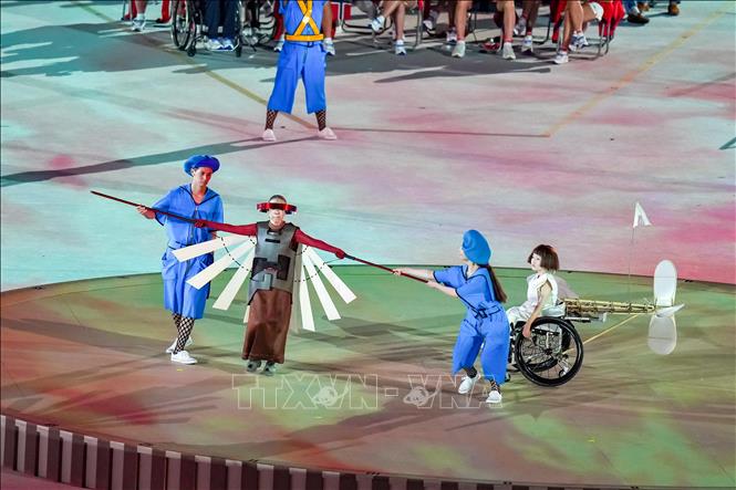 Trong ảnh: Các nghệ sĩ biểu diễn tại Lễ khai mạc Paralympic Tokyo 2020 ở Tokyo, Nhật Bản, ngày 24/8/2021. Ảnh: THX/ TTXVN