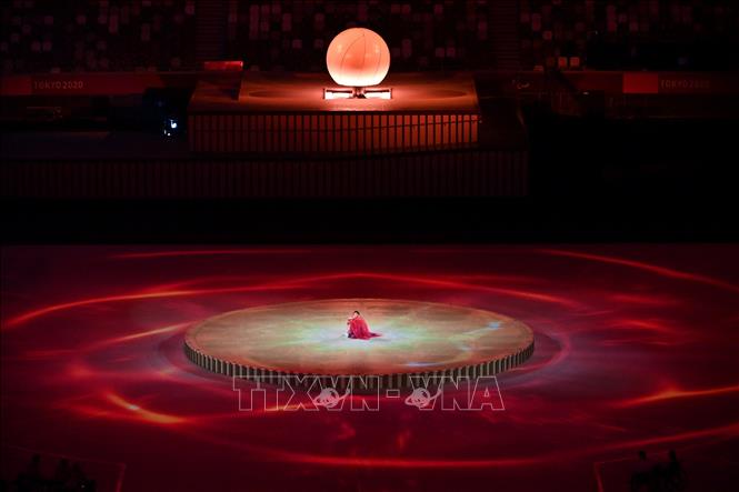 Trong ảnh: Nghệ sĩ biểu diễn tại Lễ khai mạc Paralympic Tokyo 2020 ở Tokyo, Nhật Bản, ngày 24/8/2021. Ảnh: AFP/ TTXVN