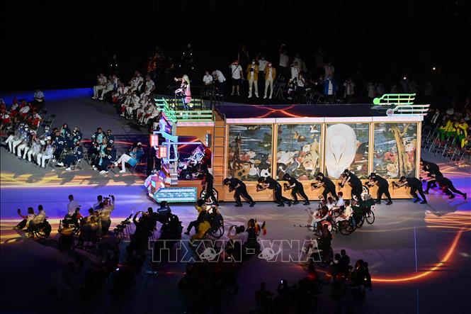 Trong ảnh: Các nghệ sĩ biểu diễn tại Lễ khai mạc Paralympic Tokyo 2020 ở Tokyo, Nhật Bản, ngày 24/8/2021. Ảnh: AFP/ TTXVN
