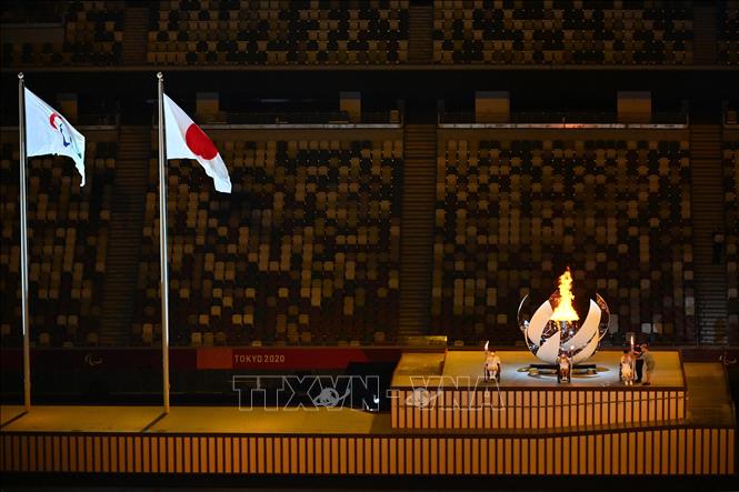 Trong ảnh: Ngọn đuốc Paralympic được thắp sáng tại Lễ khai mạc Paralympic Tokyo 2020 ở Tokyo, Nhật Bản, ngày 24/8/2021. Ảnh: AFP/ TTXVN
