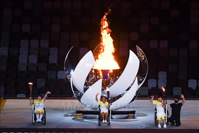 Trong ảnh: Ngọn đuốc Paralympic được thắp sáng tại Lễ khai mạc Paralympic Tokyo 2020 ở Tokyo, Nhật Bản, ngày 24/8/2021. Ảnh: THX/ TTXVN