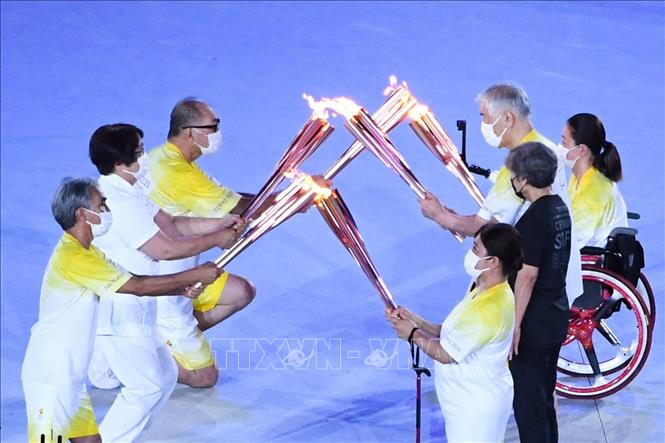 Trong ảnh: Rước đuốc Paralympic tại Lễ khai mạc Paralympic Tokyo 2020 ở Tokyo, Nhật Bản, ngày 24/8/2021. Ảnh: THX/ TTXVN
