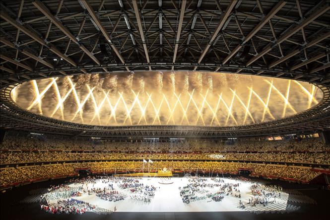 Trong ảnh: Pháo hoa thắp sáng bầu trời tại Lễ khai mạc Paralympic Tokyo 2020 ở Tokyo, Nhật Bản, ngày 24/8/2021. Ảnh: AFP/ TTXVN