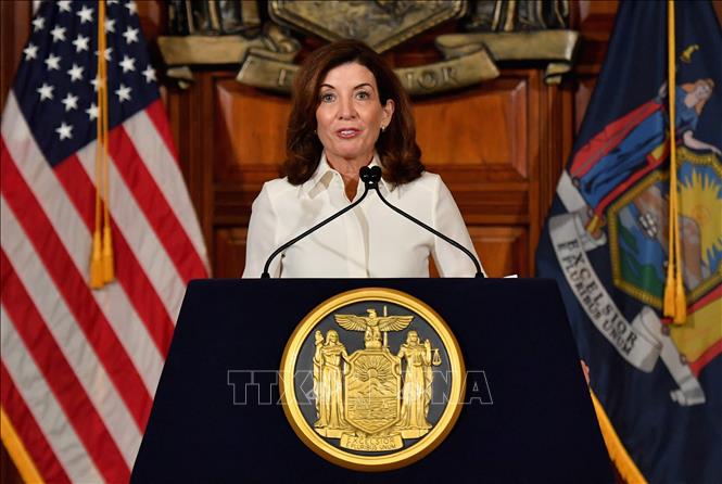 Trong ảnh: Tân Thống đốc bang New York  Kathy Hochul phát biểu tại lễ tuyên thệ nhậm chức ở New York, Mỹ, ngày 24/8/2021. Ảnh: AFP/TTXVN