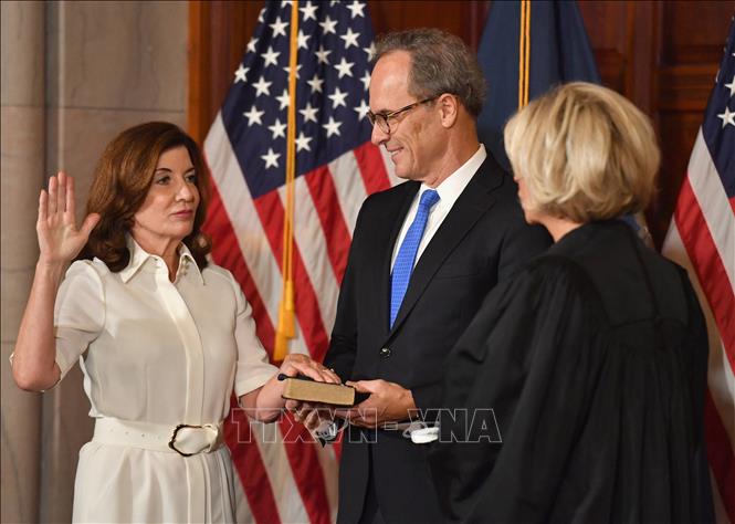Trong ảnh: Tân Thống đốc bang New York  Kathy Hochul (trái) tại lễ tuyên thệ nhậm chức ở New York, Mỹ, ngày 24/8/2021. Ảnh: AFP/TTXVN
