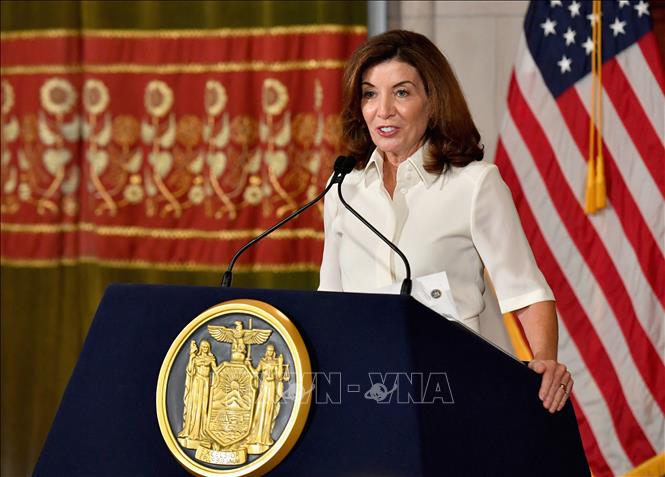 Trong ảnh: Tân Thống đốc bang New York  Kathy Hochul phát biểu tại lễ tuyên thệ nhậm chức ở New York, Mỹ, ngày 24/8/2021. Ảnh: AFP/TTXVN