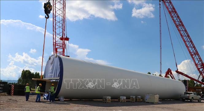 Trong ảnh: Công tác xây dựng đang được đẩy nhanh tiến độ tại các dự án điện gió trên địa bàn tỉnh Gia Lai. Ảnh: Hồng Điệp - TTXVN