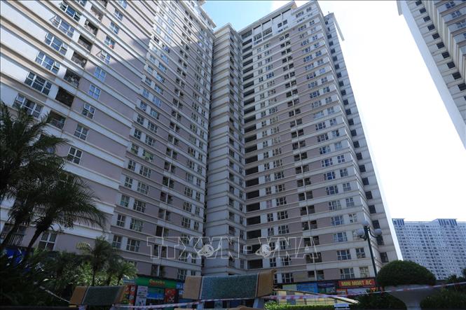 Trong ảnh: Tòa nhà CT8C, khu đô thị Dương Nội 2 tạm thời bị phong tỏa. Ảnh: Tuấn Anh - TTXVN