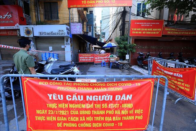 Trong ảnh: Ngõ 330 Nguyễn Trãi bị phong tỏa do có nhiều ca nhiễm COVID-19. Ảnh: Tuấn Anh - TTXVN